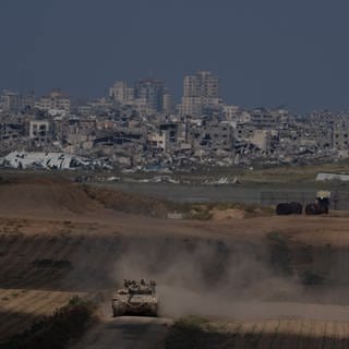 Israelische Soldaten bewegen sich auf einem Panzer nahe der Grenze zwischen Israel und Gaza. - Heute wird in Kairo und Riad über eine mögliche Waffenruhe und Geiselfreilassung verhandelt. (Foto: dpa Bildfunk, picture alliance/dpa/AP | Leo Correa)