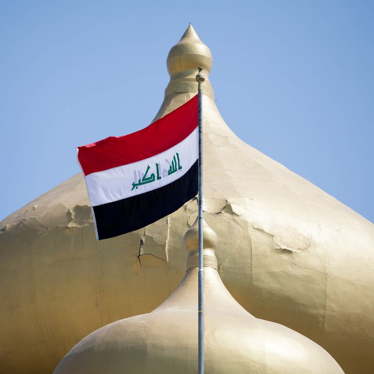 Die irakisch Fahne weht über dem Präsidentenpalast im Wind. - Das irakische Parlament hat ein Gesetz zu homosexuellen Beziehungen verabschiedet, das Haftstrafen von bis 15 Jahren vorsieht.