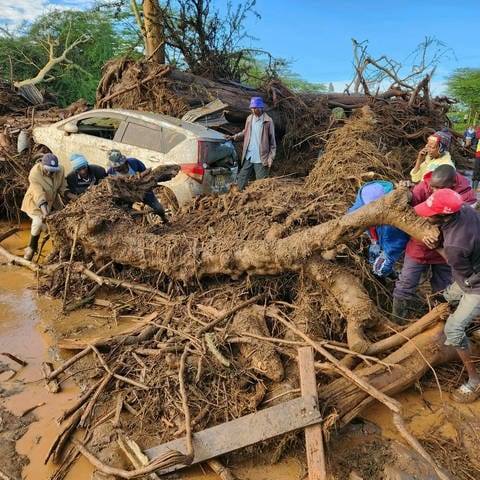 Menschen versuchen, das Gebiet nach einem Dammbruch zu räumen. Nach einem Dammbruch im Westen Kenias sind nach Angaben der kenianischen Polizei mindestens 40 Menschen ums Leben gekommen.