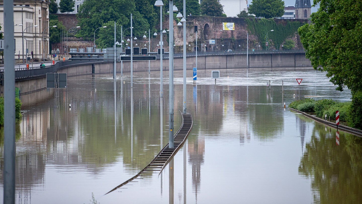 Heftige Überflutungen Kein Strom wegen Hochwasser NEWSZONE