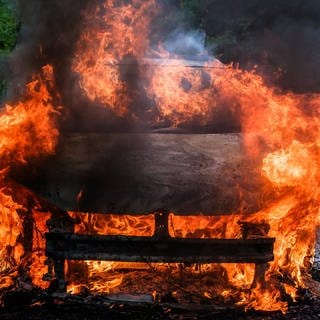 Symbolbild brennendes Auto (Foto: IMAGO, IMAGO / MAXPPP)