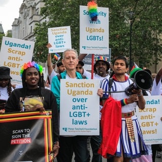 Symbolbild: Menschen in England protestieren gegen das Anti-LGBTQ-Gesetz in Uganda.