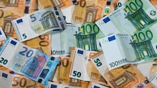 Euro-Geldscheine mit unterschiedlichen Werten.