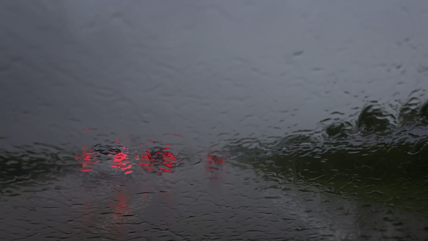 SYMBOLBILD: Autos sind während heftigen Regens auf der Autobahn 93 (A93) zu sehen.