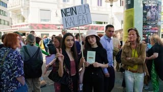 Bei einer Gegendemonstration in Hamburg gehen Menschen gegen die Forderungen nach einem Kalifat auf die Straße.