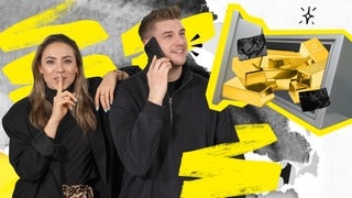 Unsere Moderatoren: Celi, die sich einen Finger schweigend vor den Mund hält und Bänschi, der mit einem Smartphone telefoniert. Daneben ein offener Safe, aus dem ein Haufen Goldbarren fallen.