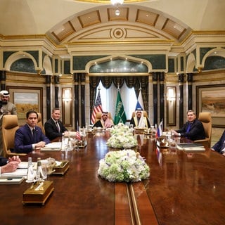 Die Außenminister der USA und Russlands treffen sich mit ihren Delegationen in der saudiarabischen Hauptstadt Riad, um über den Ukraine-Krieg zu sprechen.