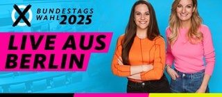 Sendungsbild zur Bundestagswahl 2025 live aus Berlin mit Freddie Schürheck (1LIVE) und Rebekka Bednorz (MDR SPUTNIK)