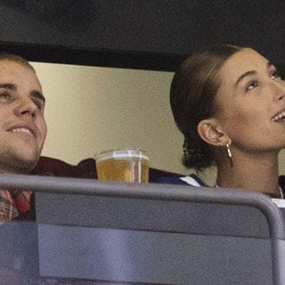 Justin Bieber neben seiner Frau Hailey Bieber bei einem Eishockey Spiel in Toronto. 