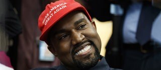 Kanye West bei Donald Trump im Oval Office mit "Make America Great Again"-Cap