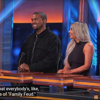Kim Kardashian und Kanye West bei Family Feud, mi Host Steve Feud