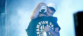 Casper und Marteria umarmen sich auf der Bühne auf dem Lollapalooza Berlin