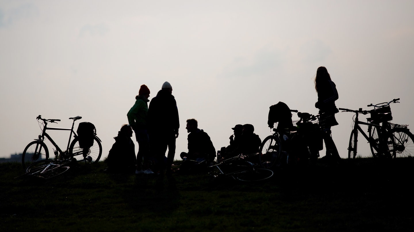 Jugendliche treffen sich auf dem Tempelhofer Feld. Laut einer SWR-Studie beschäftigen junge Menschen in Rheinland-Pfalz die aktuellen Krisen und Kriege - trotzdem sind sie optimistisch.