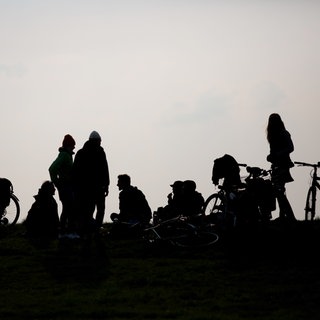 Jugendliche treffen sich auf dem Tempelhofer Feld. Laut einer SWR-Studie beschäftigen junge Menschen in Rheinland-Pfalz die aktuellen Krisen und Kriege - trotzdem sind sie optimistisch. 