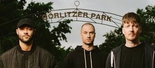 K.I.Z Artist stehend auf der Straße, im Hintergrund der Görlitzer Park