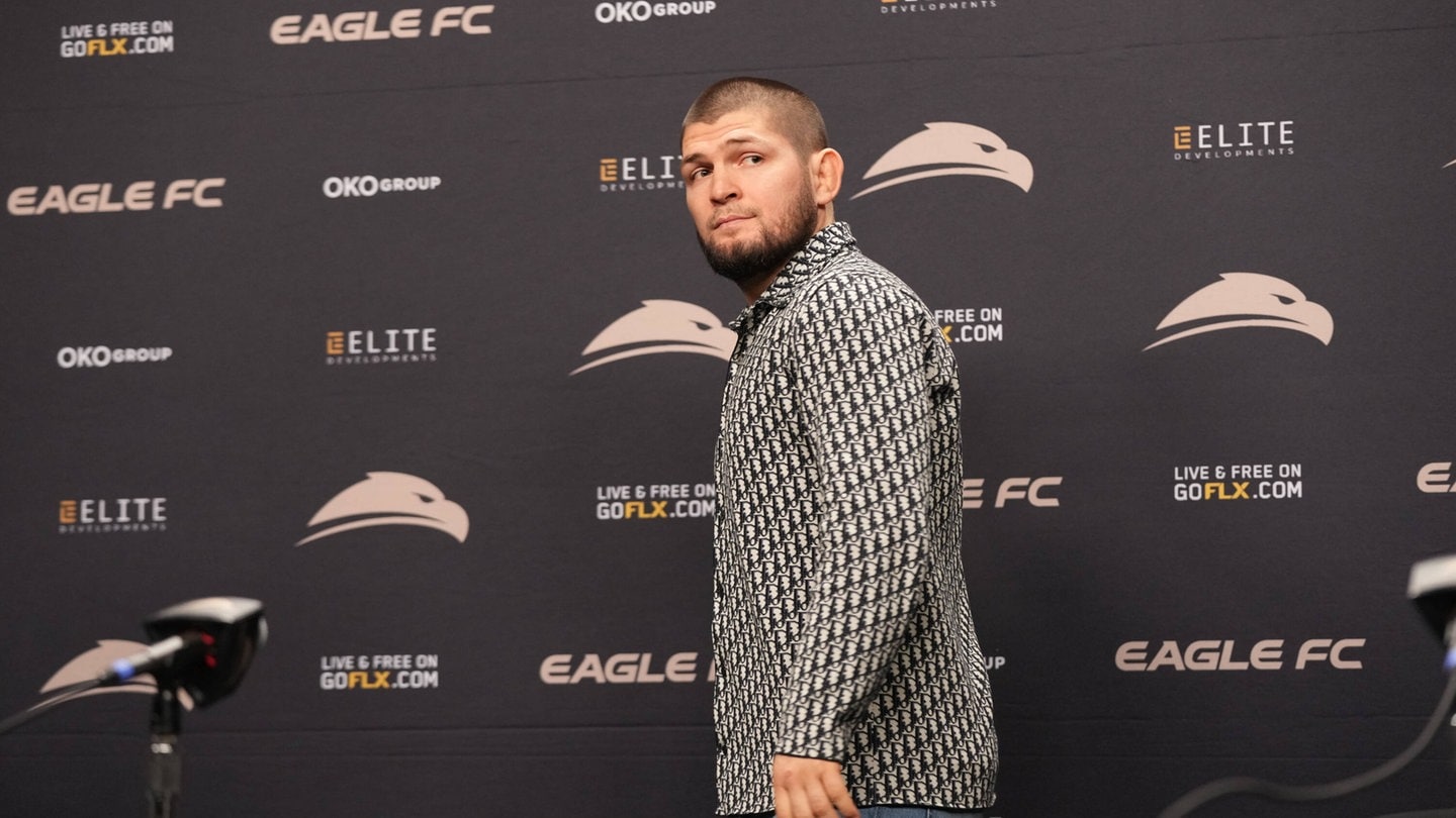 UFC-Champ-Khabib-wird-aus-Flieger-gekickt-