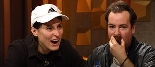 Mine und Host Lukas versuchen Nasenflöte zu spielen