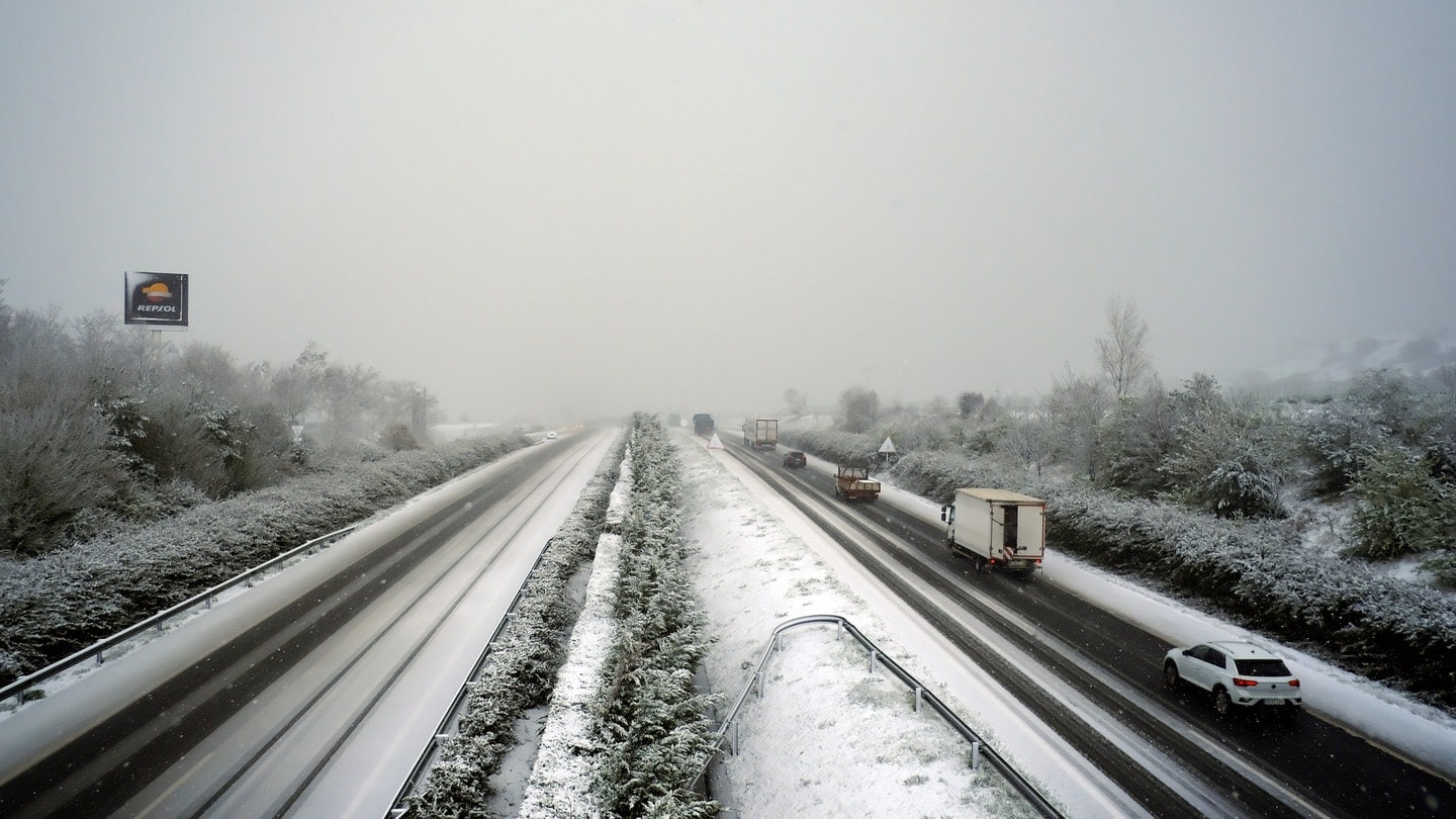 Eine verschneite Autobahn