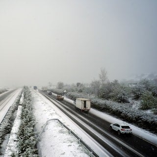 Eine verschneite Autobahn