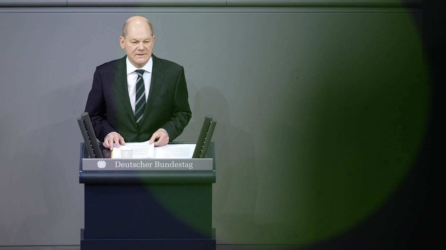 Bundeskanzler Olaf Scholz (SPD) gibt im Bundestag seine erste Regierungserklärung ab.