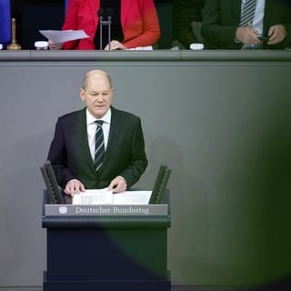 Bundeskanzler Olaf Scholz (SPD) gibt im Bundestag seine erste Regierungserklärung ab.