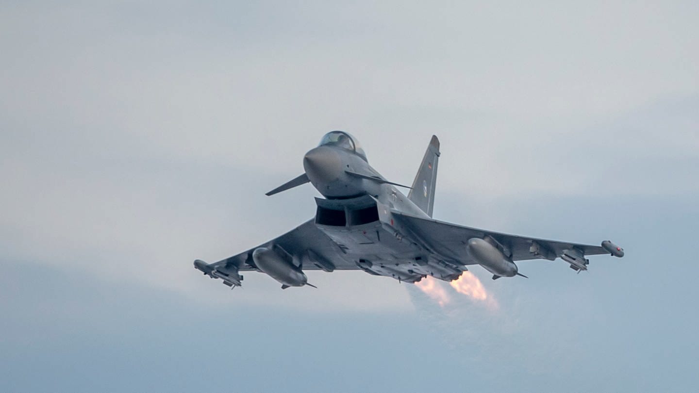 Ein Eurofighter des Taktischen Luftwaffengeschwaders 74 der deutsche Luftwaffe ist vom Flugplatz gestartet.