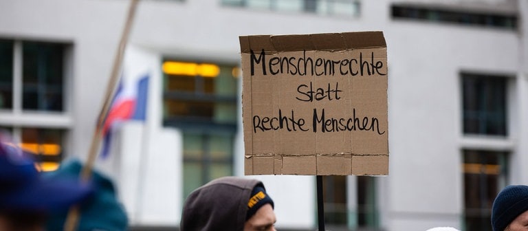 Tausende Menschen Protestieren Gegen Rechts - NEWSZONE