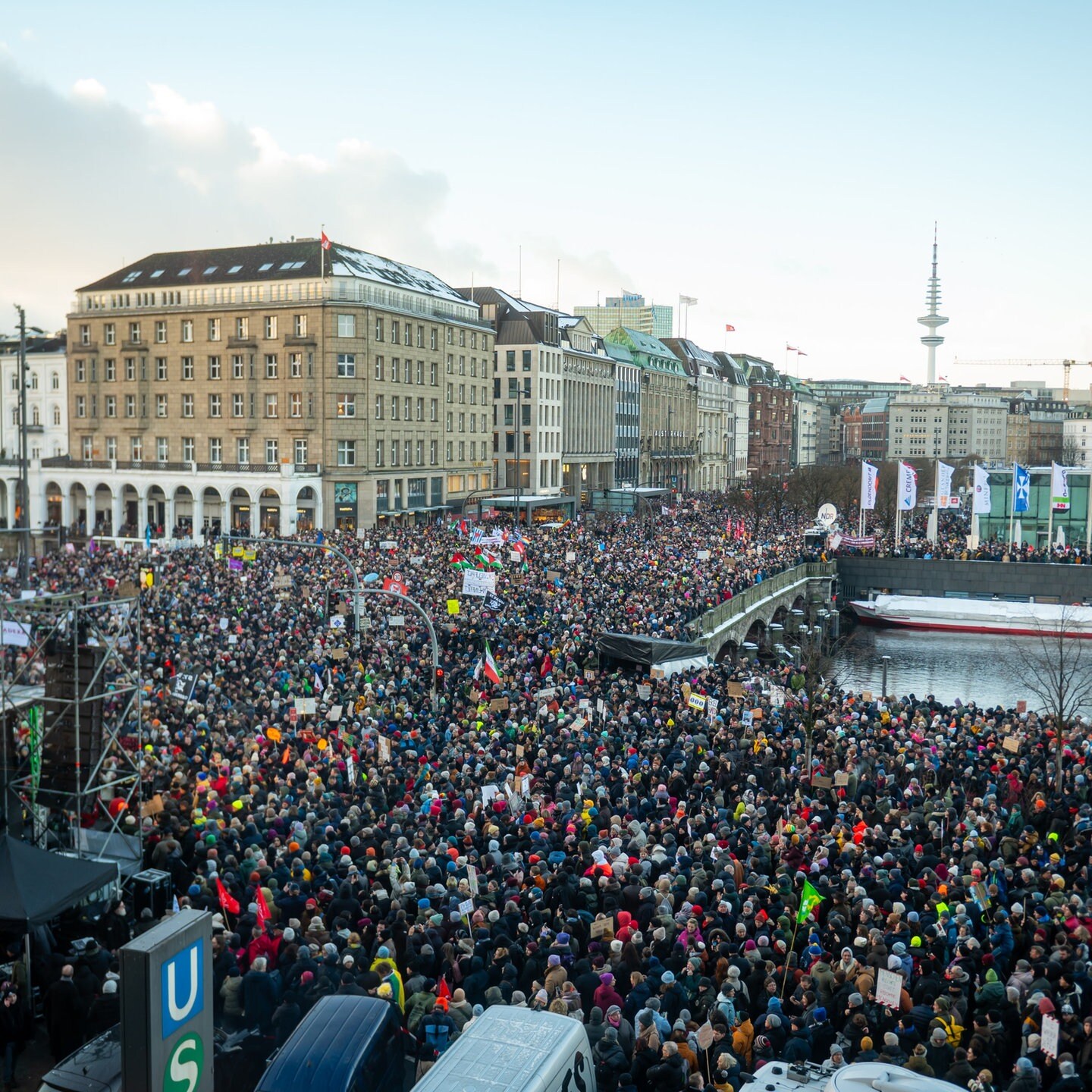 Hamburg: So Viele Waren Wirklich Bei Demo Gegen Rechtsextremismus ...