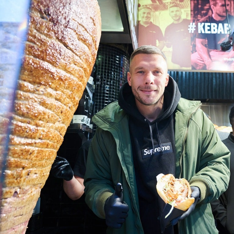 Lukas Podolski Er Ffnet Seinen Ersten D Nerladen In Berlin Newszone