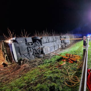 Ein Bus liegt nach einem Unfall auf der Seite an der Autobahn 44 (A44). (Foto: dpa Bildfunk, picture alliance/dpa/Blaulicht Unna | M. Neumann)