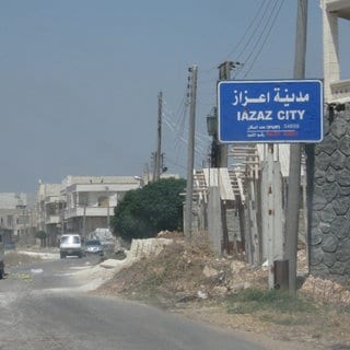 ARCHIV - Blick am 18.08.2012 auf das Ortsschild der syrischen Kleinstadt Asas (Provinz Aleppo).