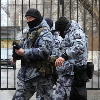 ARCHIV - Polizisten passieren das Tor des Bezirksgerichts Basmanny. Rund um das Moskauer Bezirksgericht Basmanny herrschte am Sonntag eine starke Polizeipräsenz, da unbestätigten Berichten zufolge einige der Verdächtigen vor Gericht erscheinen könnten.