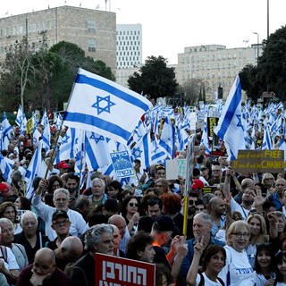 In Israel sind die Menschen am Sonntagabend wieder auf die Straße gegangen. Es war wohl die größte Demo seit Kriegsbeginn.