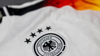 Es gibt wieder Ärger für Adidas: Diesmal geht es um die Rückennummer 44 auf den neuen DFB-Trikots, die rein optisch an ein Symbol aus der Nazi-Zeit erinnert.