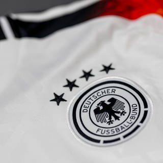 Es gibt wieder Ärger für Adidas: Diesmal geht es um die Rückennummer 44 auf den neuen DFB-Trikots, die rein optisch an ein Symbol aus der Nazi-Zeit erinnert.