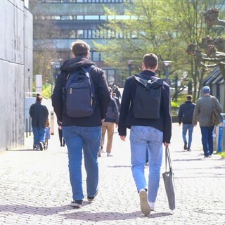 SYMBOLBILD: Studierende der Heinrich-Heine-Universität (HHU) auf dem Campus.