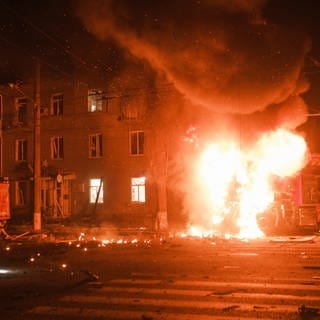 Ein brennendes Haus im Wohngebiet in Charkiw in der Ukraine nach einem Drohnen-Angriff aus Russland. 