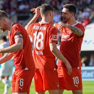 Spiel gedreht! Der FC Heidenheim gewinnt mit 3:2 gegen Bayern. Parallel nimmt Bayer Leverkusen bei Union Berlin drei Punkte mit - die Meisterschaft ist für den Rekordmeister damit so gut wie durch.