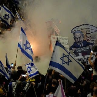 Menschen protestieren gegen die Regierung des israelischen Ministerpräsidenten Netanjahu und fordern die Freilassung der Geiseln, die seit 7. Oktober 2023 im Gazastreifen von der militanten Terrororganisation Hamas festgehalten werden.