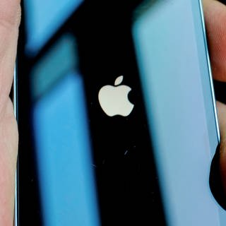  Das Apple-Logo erscheint beim Starten eines iPhone SE auf dem Monitor.