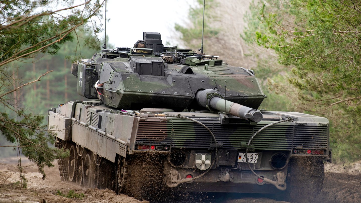 Ein Kampfpanzer vom Typ Leopard 2 A7V vom dem Lehrbataillon 93 der Bundeswehr fährt während einer Übung zur Gefechtsaufklärung auf dem Truppenübungsplatz