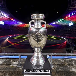 Der Siegerpokal der Fußball-Europameisterschaft 2024 (UEFA 2024) steht im Olympiastadion in Berlin. 