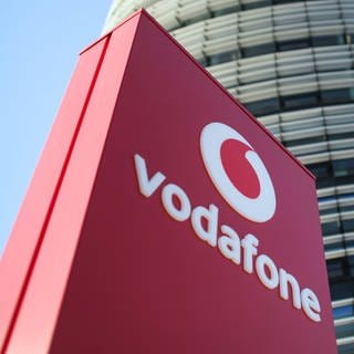 Das Vodafone-Logo steht vor der Vodafone-Deutschland-Zentrale.