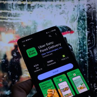 Ein Handy zeigt Uber Eats im App-Store