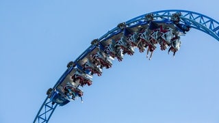 Besucher des Europa-Park fahren mit der Achterbahn "Blue Fire".