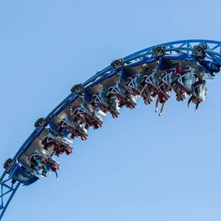 Besucher des Europa-Park fahren mit der Achterbahn "Blue Fire".