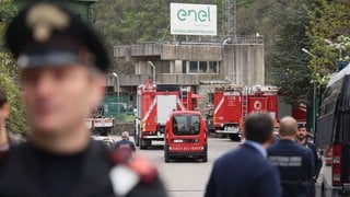 Feuerwehrfahrzeuge am Ort einer Explosion in einem Wasserkraftwerk am Stausee von Suviana. Bei einer Explosion in einem Wasserkraftwerk an einem Stausee im Norden Italiens sind mehrere Arbeiter ums Leben gekommen.