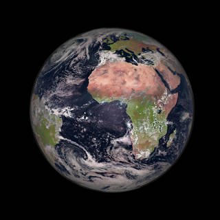 Die Erde aus dem Weltall aus fotografiert. Zentral in der Mitte zu sehen ist der afrikanische Kontinent.