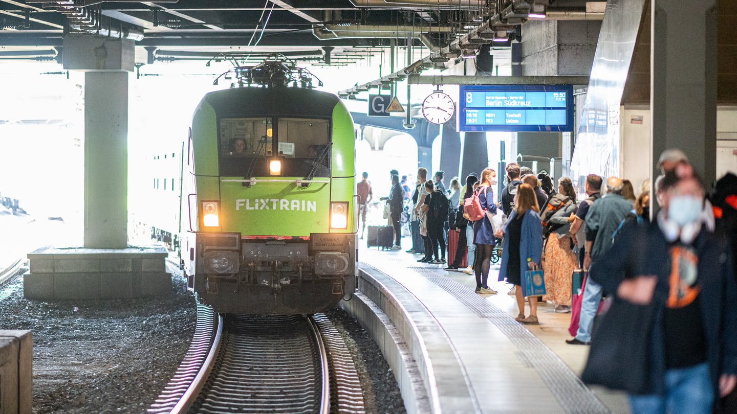 Flixtrain fährt in Bahnhof ein