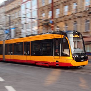 Straßenbahn fährt durch Karlsruhe